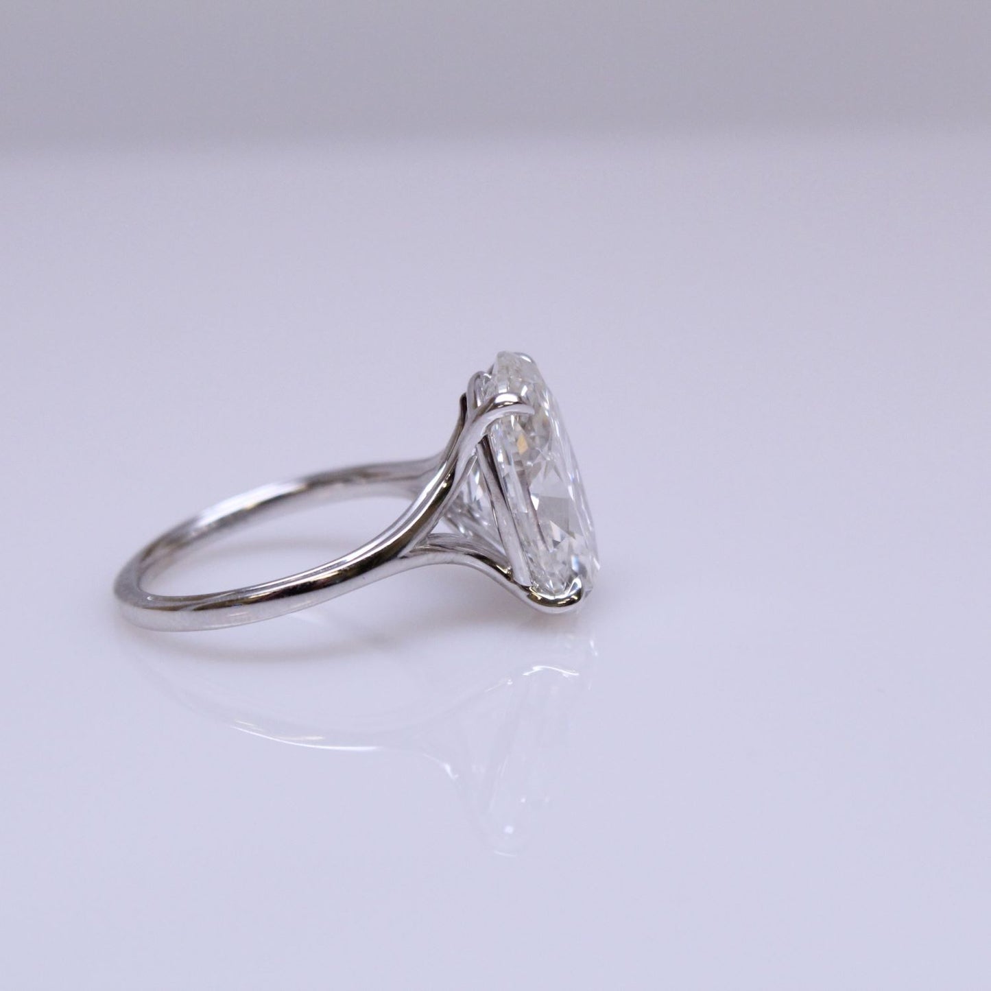 Iconelle: Vera Collection Oval Cut Solitaire Engagement Mounting