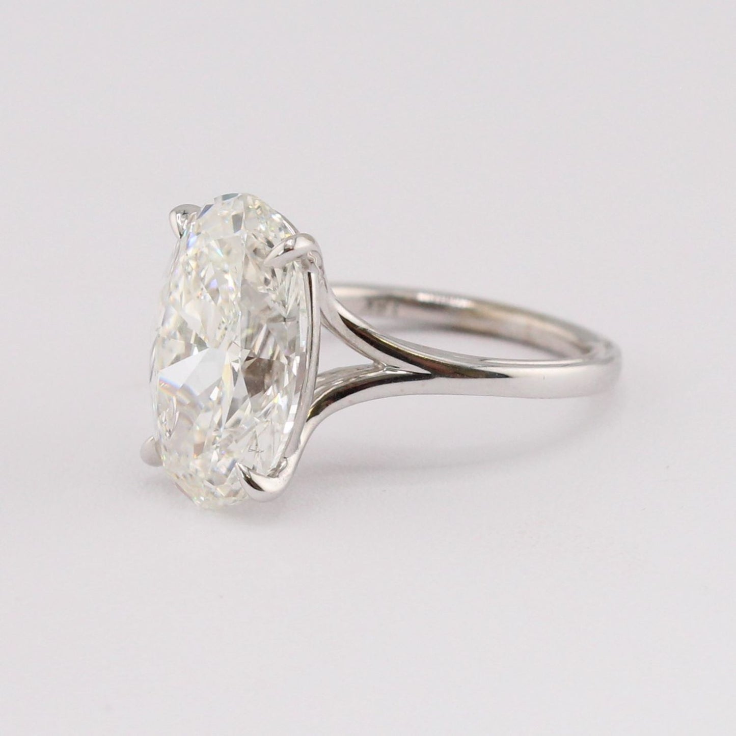 Iconelle: Vera Collection Oval Cut Solitaire Engagement Mounting